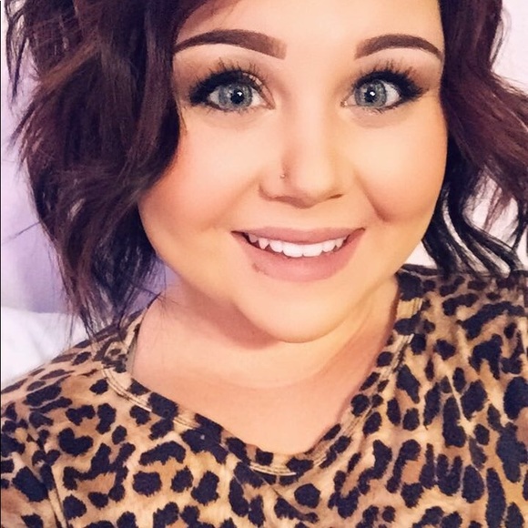 Profile Picture of Adonna Thurstenson (@adonnarenee) on Poshmark