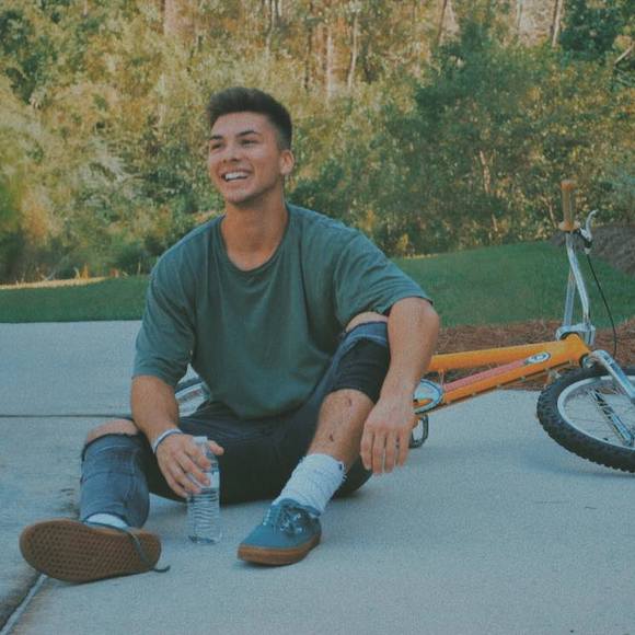 Profile Picture of Zach Schneider (@zachschneider) on Poshmark