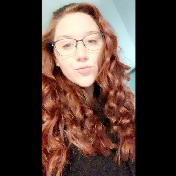 Profile Picture of Samantha Blenis (@sblenis) on Poshmark