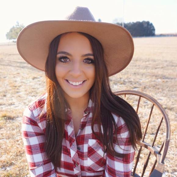 Profile Picture of Maya Dallago (@mayamaya0) on Poshmark
