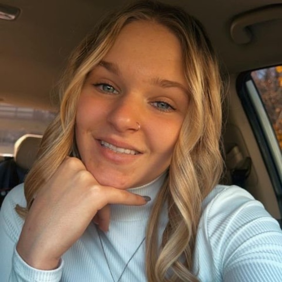 Profile Picture of Triniti Breihof (@trinitibreihof) on Poshmark