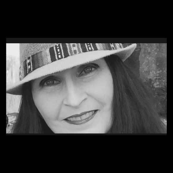 Profile Picture of Laurie Counts (@pearlsunshine) on Poshmark