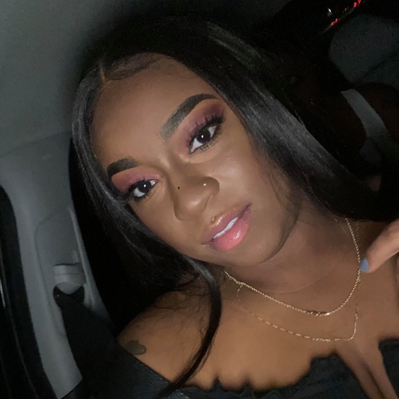 Profile Picture of Lori Gordon (@loango) on Poshmark