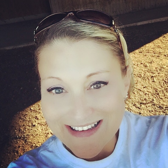 Profile Picture of Bobbie Combs (@bjc51) on Poshmark
