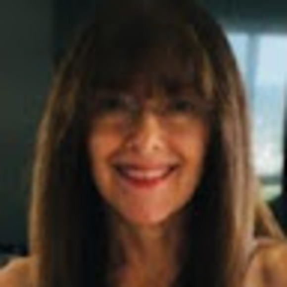 Profile Photo of Linda Goldberg (@readwithlin) on Poshmark