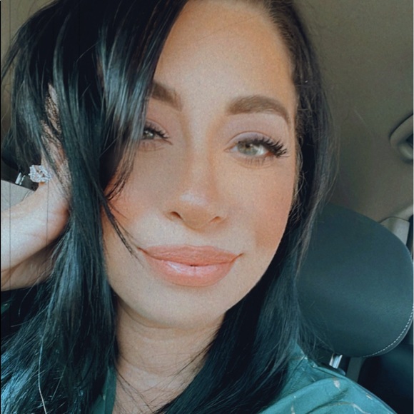 Profile Picture of Heather Calvo (@heatherclover) on Poshmark