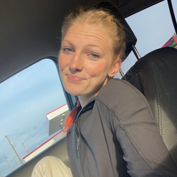 Profile Picture of Chloe Eggert (@chloegrace629) on Poshmark