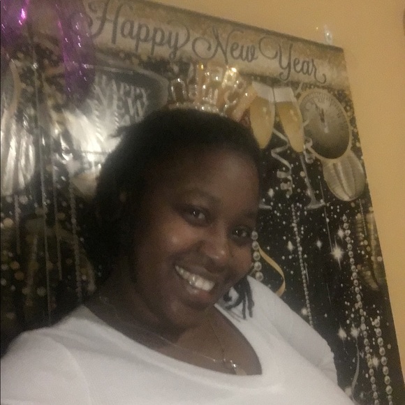 Profile Picture of Nachelle Searvance (@nyeese) on Poshmark