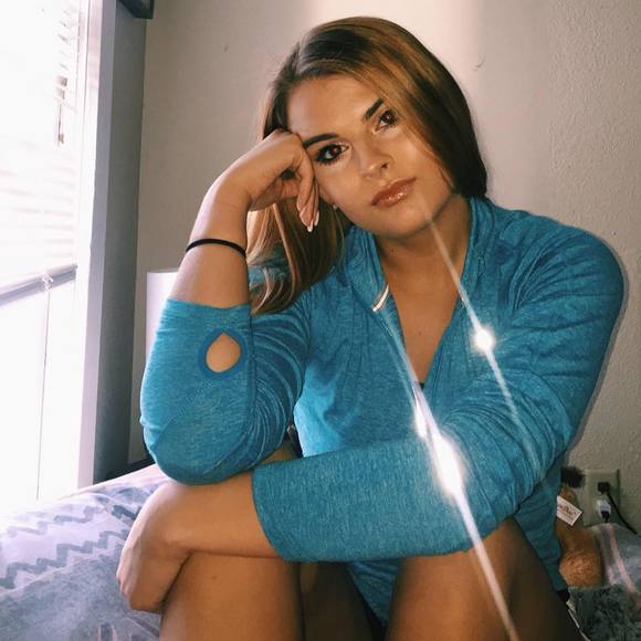 Profile Picture of Brianna Lindvig (@briannalindvig) on Poshmark