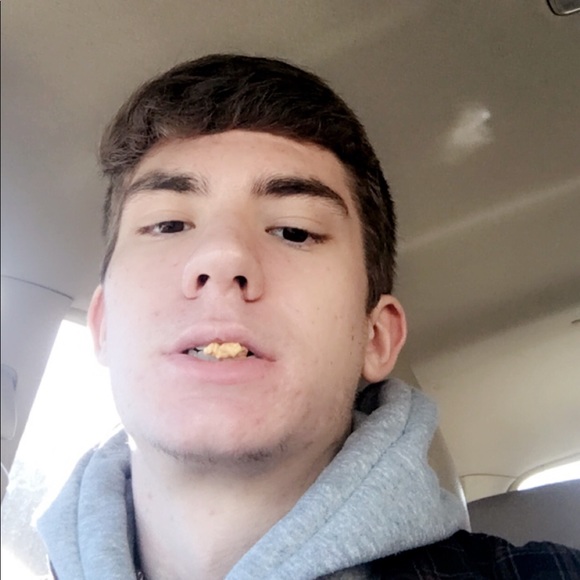 Profile Picture of Stephen Brauer (@stephenxxb) on Poshmark