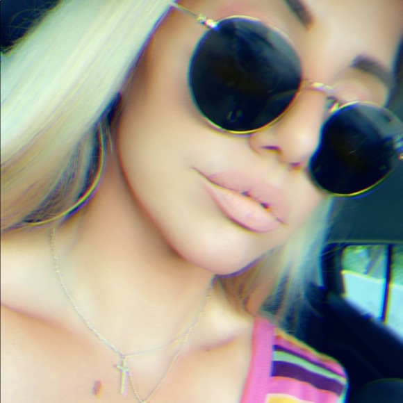 Profile Picture of Amanda Stanley (@fashionlove273) on Poshmark