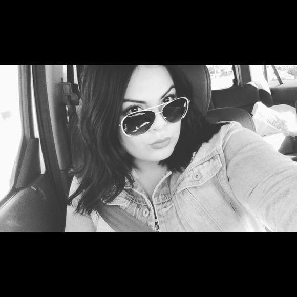 Profile Picture of Julia Bobadilla (@juliamoreno04) on Poshmark