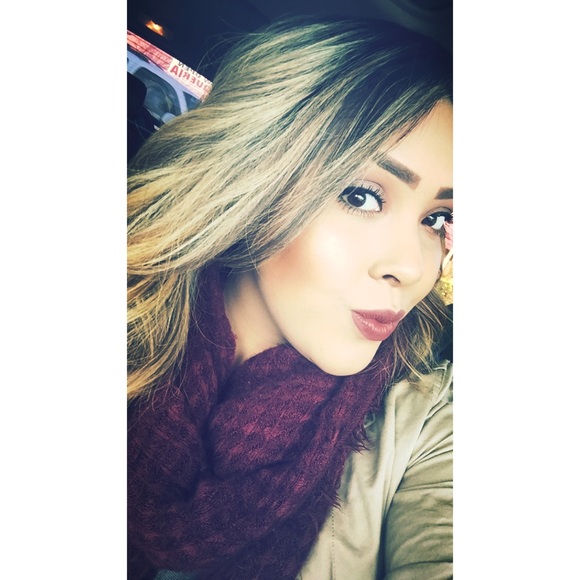 Profile Picture of Lizeth Gonzalez (@liizzzeth_) on Poshmark