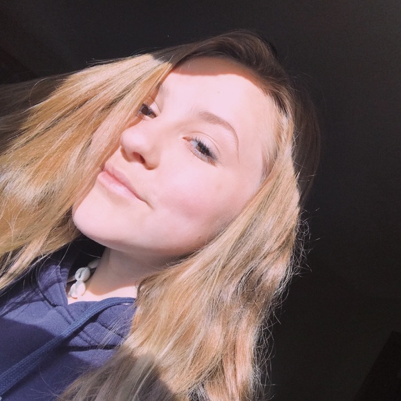 Profile Picture of Kayleigh Foss (@kayleighfoss) on Poshmark