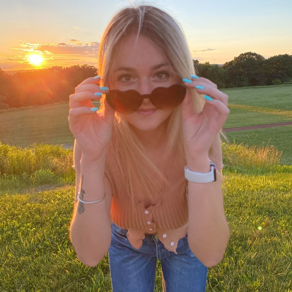 Profile Picture of Dariane Tooley (@darianetooley) on Poshmark