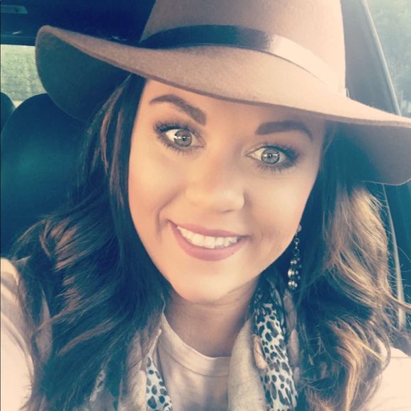 Profile Picture of Lindsey Canoy (@linacan1) on Poshmark