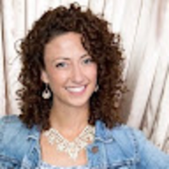 Profile Picture of Dana Cavers (@danacavers) on Poshmark