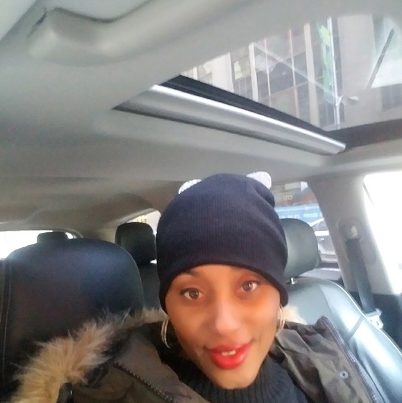 Profile Picture of Claudine Cox (@redz1920) on Poshmark