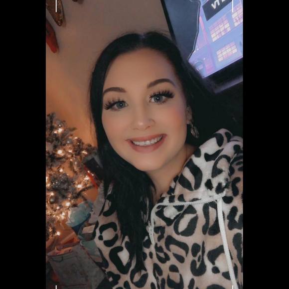 Profile Picture of Zoe Chandler (@zoechandler244) on Poshmark