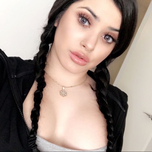 Profile Picture of Daniella Afshar (@daniellablancco) on Poshmark