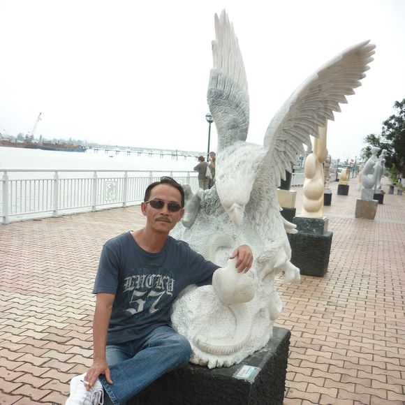 Profile Picture of Larry Nguyen (@nguyenlarry221) on Poshmark