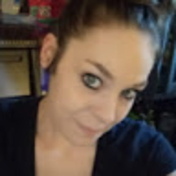 Profile Picture of Amanda Zwink (@azwink) on Poshmark