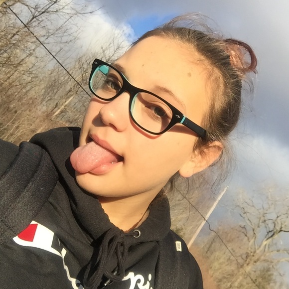 Profile Picture of Zoey Leach (@zozo530) on Poshmark