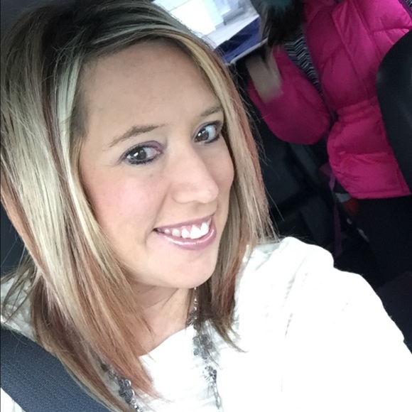 Profile Picture of Alissa Gruenewald (@agruenewald2003) on Poshmark