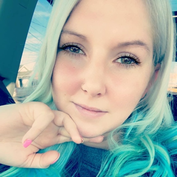 Profile Picture of Mikinzie Benyak (@kinziekb) on Poshmark