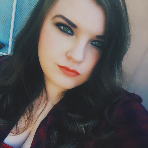 Profile Picture of Brandi Van lieu (@brandivanlieu) on Poshmark