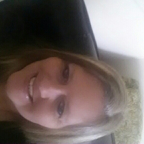 Profile Picture of Tania Dausey (@taniakitch) on Poshmark