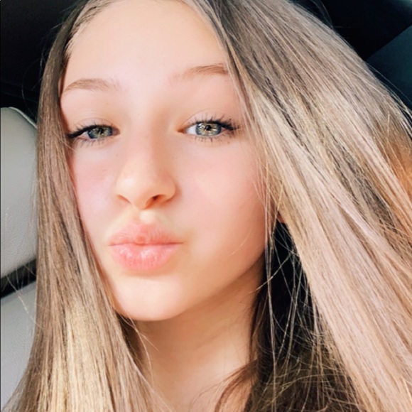 Profile Picture of Alexia Rivera (@alexiarivera356) on Poshmark