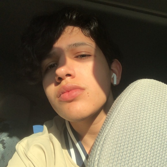 Profile Picture of Alex Dones (@alex_dones) on Poshmark