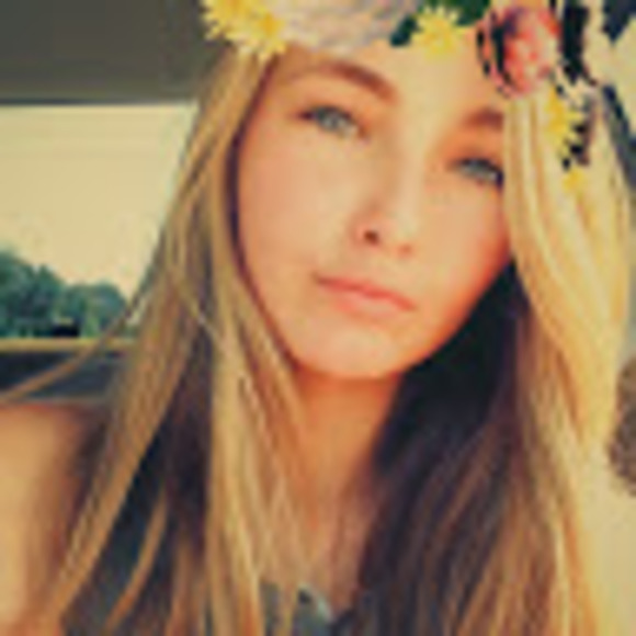 Profile Picture of Isabelle Wright (@isabelle7665) on Poshmark