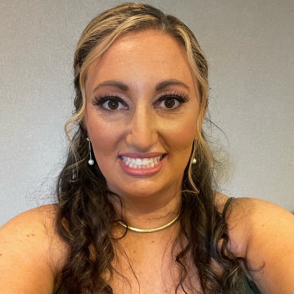 Profile Picture of Adriana Perri (@adrianamp2001) on Poshmark