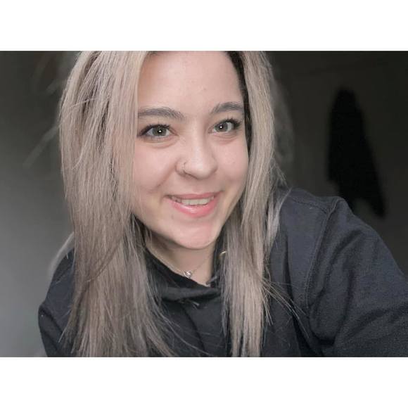 Profile Picture of Simone Berry (@selizabeth902) on Poshmark