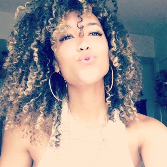 Profile Picture of Alexa Archer (@alexamonae) on Poshmark