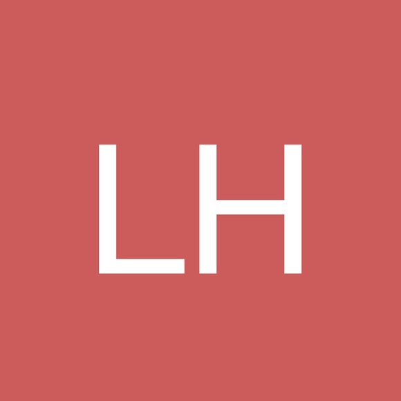 Profile Picture of Lisa Hauge (@lisasaylor12) on Poshmark