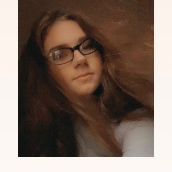 Profile Picture of Kimmy Furbish (@kimmy_furbish) on Poshmark