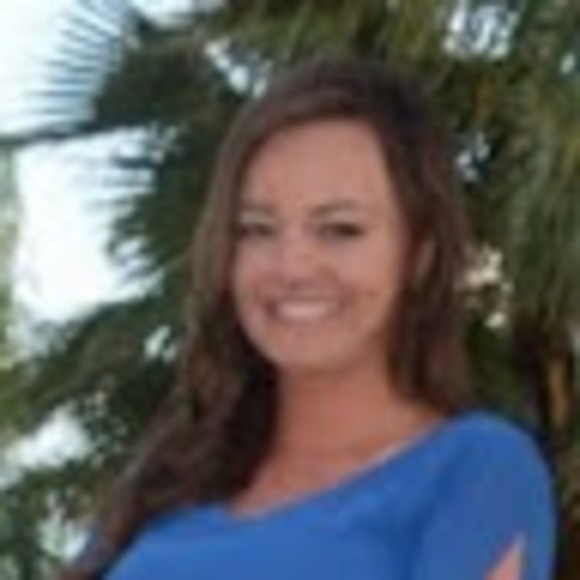 Profile Picture of Danielle Moland (@daniellemoland) on Poshmark