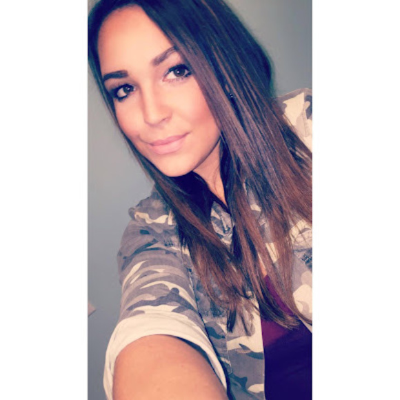 Profile Picture of Alexa Long (@alexalong03) on Poshmark