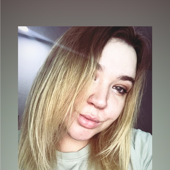 Profile Picture of Destiny Duemmel (@duemmeldestiny) on Poshmark