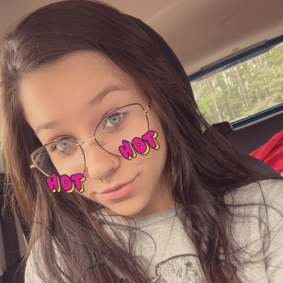 Profile Picture of Audrey Schroeder (@waesomeaudrey) on Poshmark