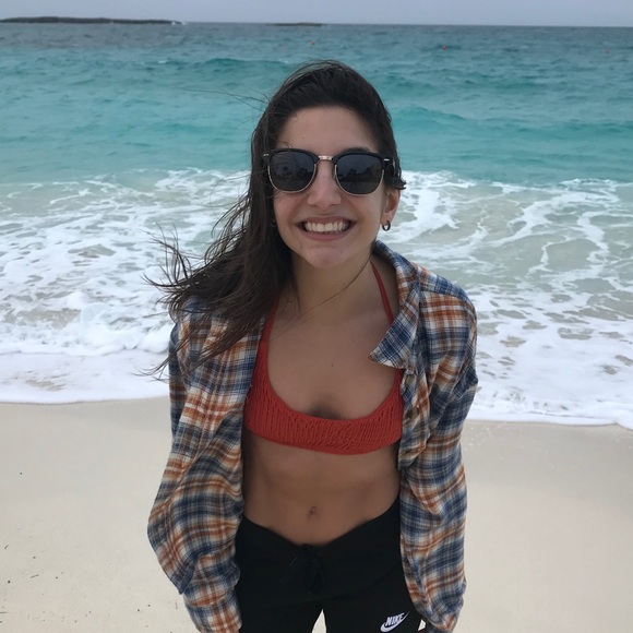 Profile Picture of Gabriella Scalzo (@gscalzo16) on Poshmark