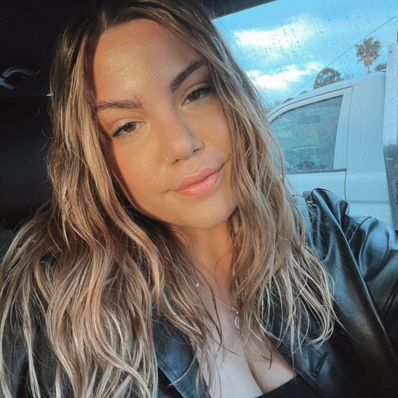 Profile Picture of Tia-louise Bellantone (@tialouiseee_) on Poshmark