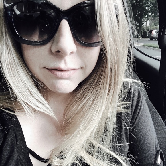 Profile Picture of Mindy White (@mindyryanwhite) on Poshmark