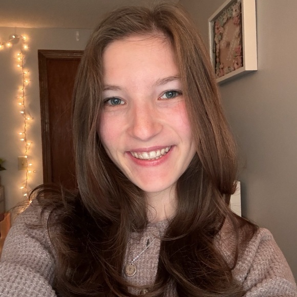 Profile Picture of Hannah Bisson (@hanbisson) on Poshmark