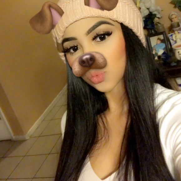 Profile Picture of Julyana Jarillo (@julyanaaa_xo) on Poshmark