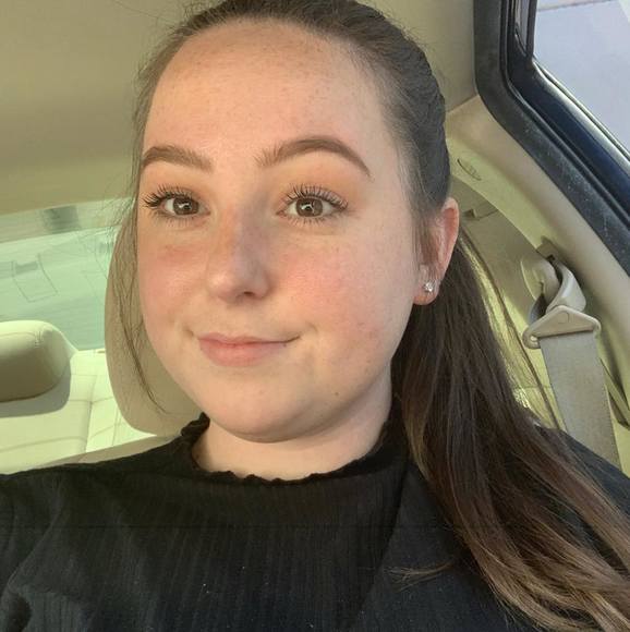 Profile Picture of Darienne Breininger (@oheyitsdarienne) on Poshmark