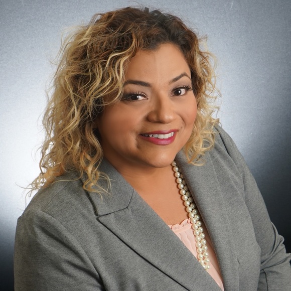 Profile Picture of Leah Robles (@leahtherealtor) on Poshmark